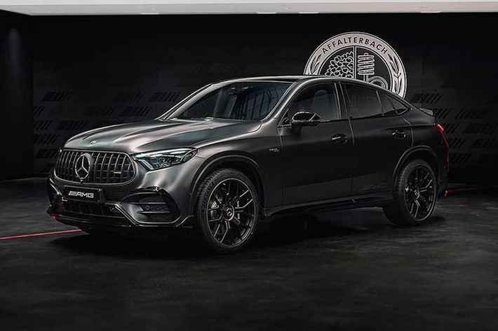 Mercedes-AMG vừa làm điều mà nhiều người hâm mộ mong mỏi bấy lâu, đó là nhét “nhiều xi-lanh hơn” dưới nắp ca-pô của GLC hiệu suất cao. Điều này cũng đồng nghĩa với việc Mercedes-AMG GLC 53 nói lời chia tay với thử nghiệm động cơ 4 xi-lanh hiệu suất cao.