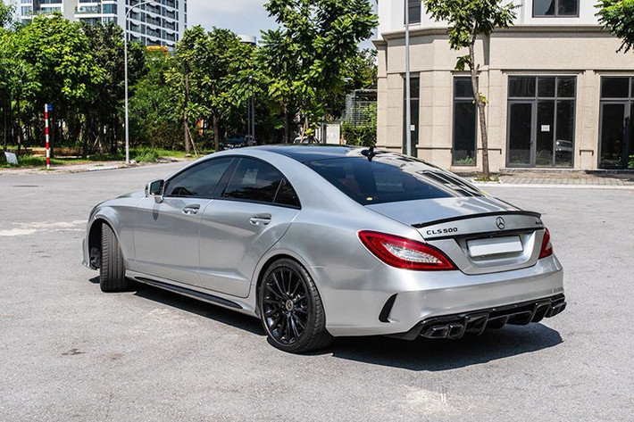 Theo chủ nhân của chiếc Mercedes-Benz CLS500 2015 đang rao bán này, riêng tiền đại tu anh tiết lộ bằng mua một chiếc VinFast VF3 rồi. Ngoài ra chiếc xe đã được độ lại cản trước của bản hiệu năng cao là CLS63 và mặt ca lăng bản cao này.