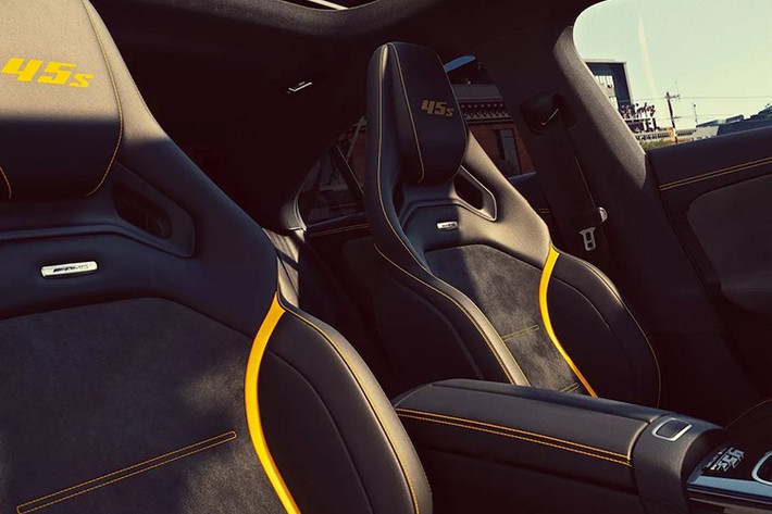 Những điểm nhấn đặc biệt tiếp tục với vô lăng AMG Performance bọc da Nappa/sợi nhỏ và thảm sàn AMG với đường khâu tương phản màu vàng. Chúng được kết hợp với tấm ốp bậu cửa có đèn và huy hiệu “45 S Final Edition” trên bảng điều khiển trung tâm.