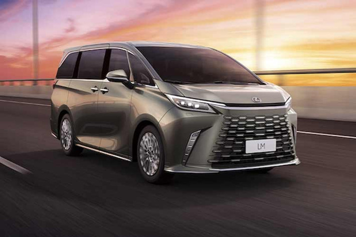 Mẫu concept Lexus LS Concept hé lộ cuối năm 2025 cho thấy thương hiệu xe sang Lexus có thể phát triển một mẫu minivan siêu sang sáu bánh thay thế vai trò sedan đầu bảng. Tuy nhiên, đây vẫn chỉ là ý tưởng và cần thêm thời gian để trở thành sản phẩm thương mại.
