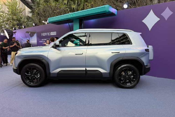 Về kích thước và thiết kế, Fang Cheng Bao Ti3 Flash Charging Edition 2026 vẫn giữ nguyên như trước. Xe sở hữu kích thước dài x rộng x cao lần lượt 4.605 x 1.900 x 1.720 mm và chiều dài cơ sở 2.745 mm.