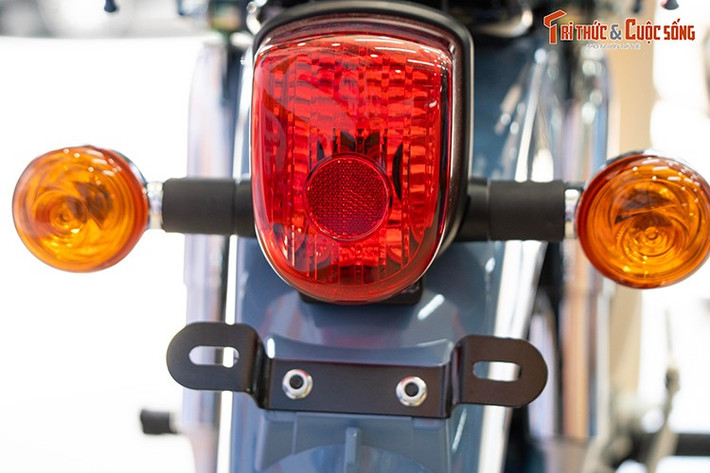 Đuôi xe Honda Super Cub 50 Final Edition giữ trọn chất cổ điển. Chiều cao yên xe 735 mm, phù hợp thể trạng người châu Á nói chung và người Việt nói riêng. Bộ tem 2 bên, ba-ga giữa, ba-ga mũi trước hay logo 50 Final Edition trên chắn bùn trước cũng là những điểm nhấn đáng chú ý.