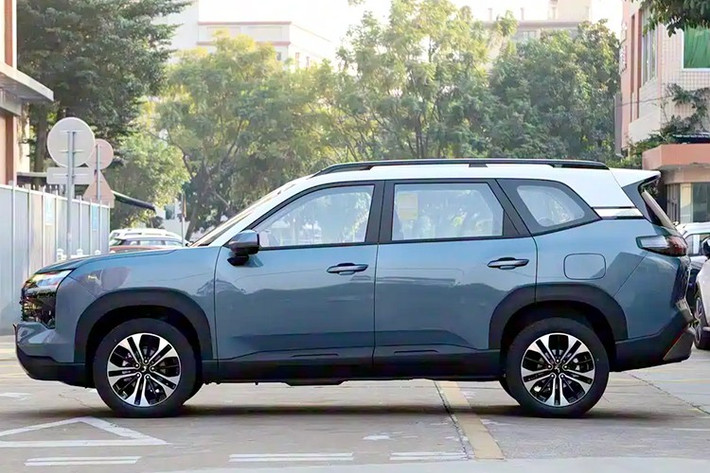 Xingguang 560 sở hữu kích thước dài x rộng x cao lần lượt 4.745 x 1.850 x 1.755/1.770 mm và chiều dài cơ sở 2.810 mm. Như vậy, xe nằm trong phân khúc SUV cỡ D. Bên ngoài, Xingguang 560 sở hữu thiết kế vuông vức, gợi liên tưởng đến xe Mitsubishi, đặc biệt là khu vực phía trước.