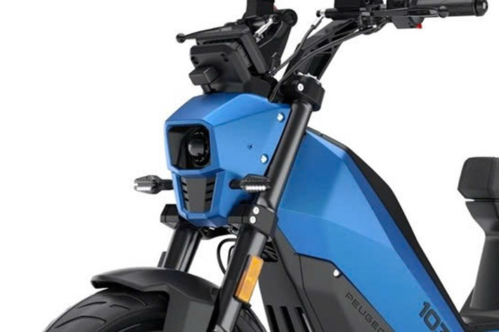 Động cơ điện và hệ thống điều khiển sẽ được thừa hưởng từ mẫu concept Peugeot SPx ra mắt năm ngoái. Khung sườn cũng dùng chung nền tảng này, với cấu trúc liền khối bằng nhôm và gắp sau một bên. Hệ thống treo gồm phuộc trước Kayaba đường kính 37mm và giảm xóc đơn phía sau dạng liên kết. Trọng lượng xe ở mức 103kg, đủ nhẹ để người dùng có thể dễ dàng xoay trở trong không gian hẹp khi cần thiết.