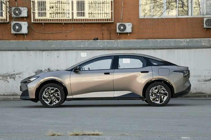 Mẫu xe sedan điện Toyota bz3 phiên bản Smart Home Edition là phiên bản đặc biệt của mẫu xe này và chỉ dành riêng cho thị trường Trung Quốc với hai phiên bản. Phiên bản Toyota bZ3 Smart Home Edition Joy có giá khởi điểm 109.800 nhân dân tệ (khoảng 15.700 đô la), trong khi phiên bản Pro có giá từ 129.800 nhân dân tệ (khoảng 18.600 đô la).