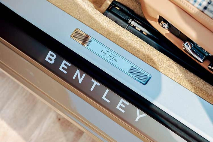 Nếu bạn nghĩ rằng nhà sản xuất ôtô hạng sang thương hiệu Anh quốc chỉ giới hạn những tính năng đặc biệt của chiếc Bentley Continental GTC Azure Mulliner Qatar Edition này ở ngoại thất, thì bạn đã nhầm. Chiếc xe này cũng ấn tượng không kém ở nội thất.