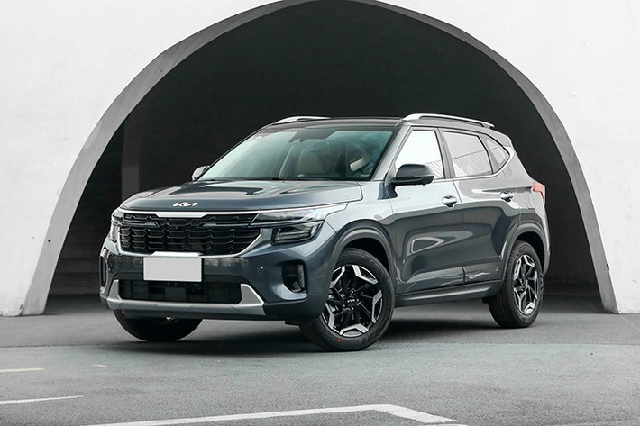 Kia Seltos lần đầu ra mắt Trung Quốc vào cuối năm 2019 dưới tên gọi KX3. Phải đến năm 2023, tên gọi Kia Seltos mới được chính thức sử dụng tại đây sau đợt nâng cấp giữa vòng đời. Dù vậy, sự thay đổi về tên không ảnh hưởng tới chính sách giá, vốn là yếu tố then chốt giúp mẫu SUV này thu hút sự quan tâm của người tiêu dùng Trung Quốc.