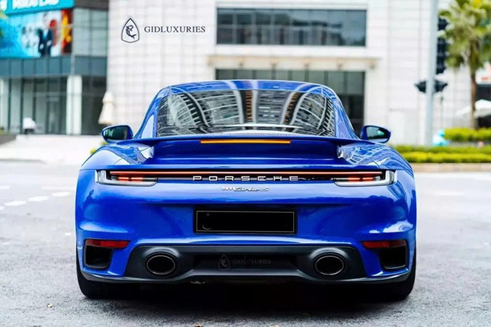 Sức mạnh động cơ của xe thể thao Porsche 911 Turbo S đời 992 sẽ kết hợp hệ dẫn động 2 cầu cùng hộp số tự động 8 cấp, nhờ đó, xe có thể tăng tốc từ vị trí xuất phát lên 100 km/h chỉ trong thời gian 2,7 giây nếu có gói SportChrono. Tốc độ tối đa của Porsche 911 Turbo S 2021 là 330 km/h.