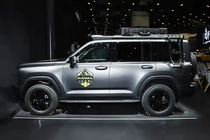 H9 Crossing Edition được tinh chỉnh ngoại thất với màu xám sơn sẵn từ nhà máy, bộ lốp địa hình 265/65 R18 và hệ thống treo nâng thêm 30mm, giúp khoảng sáng gầm đạt 235mm. Thông số địa hình ấn tượng với góc tiếp cận 33°, góc thoát 26°, góc vượt đỉnh dốc 25° và khả năng lội nước lên đến 800mm.