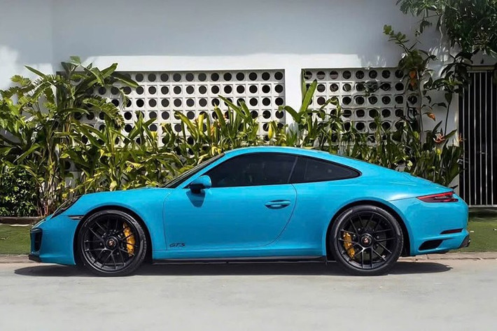 Biển số trên Porsche 911 Carrera GTS từng được đấu giá vào năm 2023 với số tiền trả cao nhất lên đến 810 triệu đồng, bằng giá xe Toyota Innova bản mới nhất.Theo giới chơi biển, 51L-00999 khá đẹp vì có 3 con số 9 ở hàng cuối, tượng trưng cho "tam hoa 9", hay còn gọi mãi trường thọ.