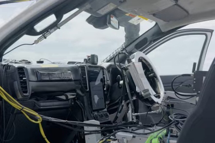 Một số trang bị chuyên biệt cũng được tích hợp trên xe như ống hút gió nâng cao (snorkel) cho phép xe vận hành an toàn trong điều kiện ngập nước sâu và hệ thống khóa vi sai cho cả cầu trước và sau nhằm tối ưu độ bám trên địa hình trơn trượt hoặc bùn lầy.