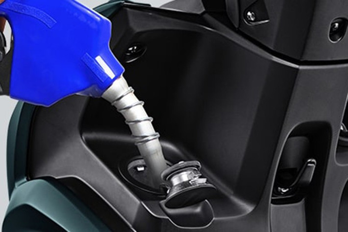 Dải đèn LED chiếu sáng dạng của xe vẫn là projector kết hợp cùng dải định vị DRL phía trước giúp tăng nhận diện khi di chuyển ban ngày, đồng thời mang lại diện mạo cao cấp thường thấy trên các dòng xe phân khối lớn.