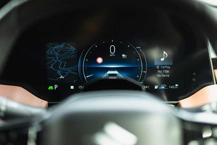 Ghế thông hơi, ghế lái chỉnh điện 10 hướng, ghế sau gập 60:40 và có thể ngả lưng, kết nối Apple CarPlay/Android Auto không dây, hệ thống điều hòa tự động 1 vùng, sạc điện thoại không dây, phanh tay điện tử cùng tính năng tự động giữ phanh tạm thời cũng được trang bị cho xe.