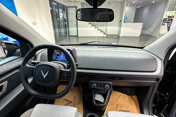 Bên trong mẫu xe này là không gian nội thất 2 hàng ghế và 4 chỗ ngồi. Trang bị tiện nghi của xe chỉ dừng ở mức cơ bản với ghế bọc nỉ chỉnh cơ, vô lăng 2 chấu vát đáy, tích hợp một vài phím chức năng.