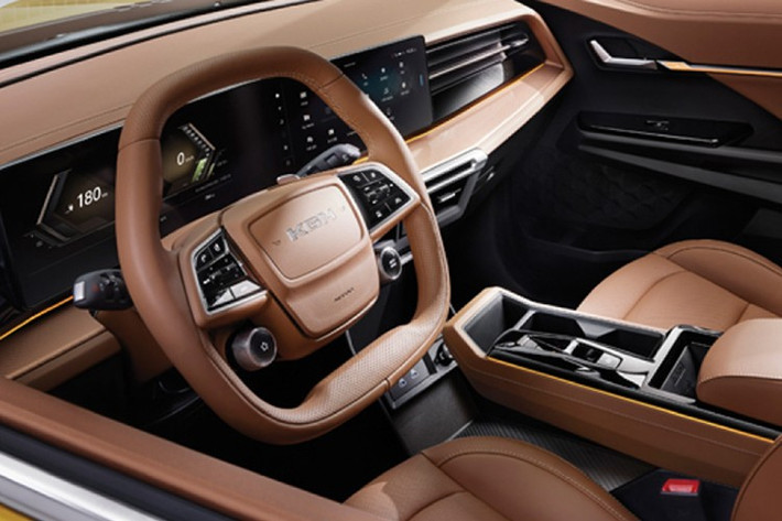 Phía sau, cụm đèn hậu LED đặt dọc ôm lấy nắp thùng xe điêu khắc sắc nét, với logo KGM đặt nổi bật. Cản sau mới tích hợp bậc lên xuống, kết hợp cùng ốp nhựa đen bao quanh phần dưới xe. Thùng hàng đi kèm thanh thể thao dạng ống dài mang đậm tính thực dụng.