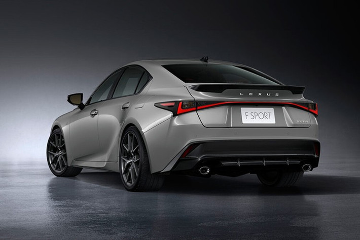 Lần nâng cấp này đánh dấu lần "facelift" thứ ba của IS kể từ thế hệ hiện tại ra mắt năm 2013. Dù giữ lại tổng thể khung xe, Lexus đã tinh chỉnh phần đầu xe với lưới tản nhiệt hình con suốt mới, hốc hút gió và cản trước sắc nét hơn, mang đến diện mạo thể thao và hiện đại hơn.