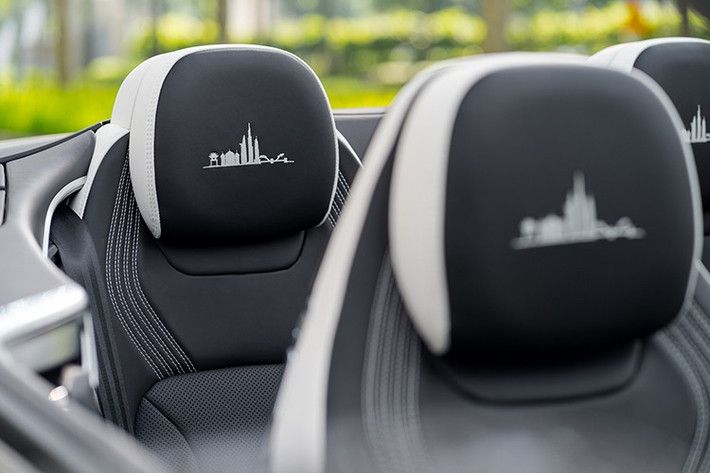 Phần còn lại của nội thất chiếc Bentley Continental GTC S V8 này không có gì thay đổi so với xe tiêu chuẩn, ghế là sự kết hợp của chỉ thêu tương phản tạo hình kim cương, màn hình xoay 3 chiều và dàn âm thanh Naim for Bentley và không gian nội thất được tùy biến theo tâm trạng chủ nhân bằng hệ thống đèn viền Ambient Light đa sắc màu.