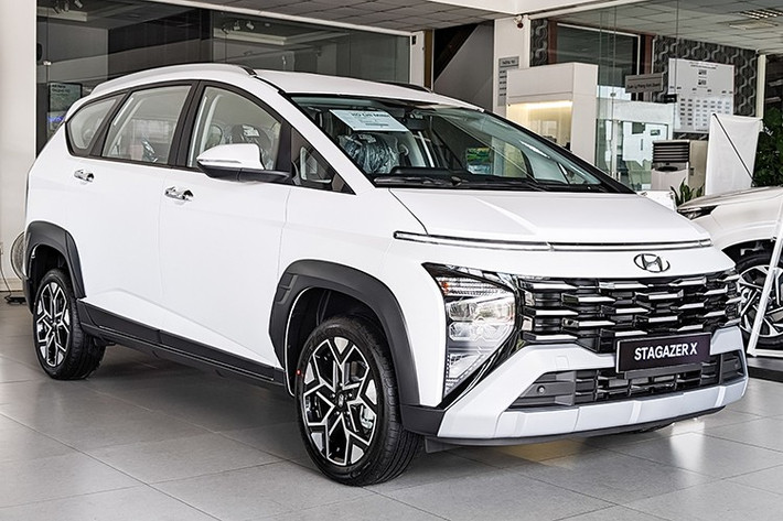 Với mẫu Hyundai Stargazer thuộc phân khúc MPV phổ thông, Hyundai Thành Công đang triển khai chương trình giảm trực tiếp 40 triệu đồng tiền mặt. Nhờ đó, giá bán thực tế của xe được điều chỉnh từ 489 - 599 triệu đồng xuống còn 449 - 559 triệu đồng.