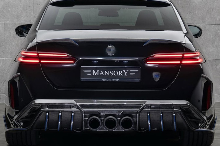 Chi tiết gây tranh cãi nhất nằm ở hệ thống ống xả. Mansory đã thay thế thiết kế bốn ống xả truyền thống bằng ba ống xả đặt chính giữa cản sau – một lựa chọn gợi liên tưởng đến mẫu Honda Civic Type R.