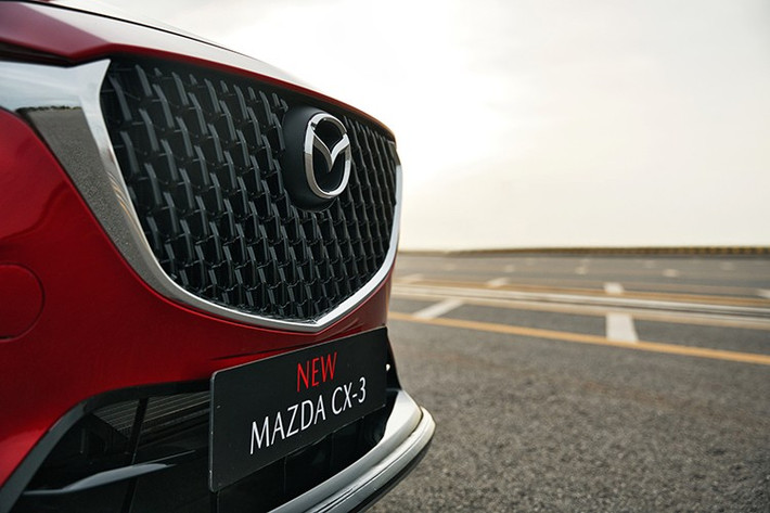 Các trang bị an toàn cơ bản khác bao gồm 6 túi khí, hệ thống phanh ABS, Cân bằng điện tử, Phân bổ lực phanh điện tử EBD, hỗ trợ phanh BA.... Phiên bản Luxury và Premium được bổ sung cảm biến áp suất lốp, tăng khả năng kiểm soát và an toàn khi vận hành.