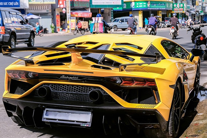 Theo người bán, chủ xe không cần gã nhanh trừ khi tìm thấy người đam mê cùng và giá cả hợp lý, chiếc Lamborghini Aventador SVJ này đã được nâng cấp 1 số đồ chơi rất ấn tượng, body kit carbon hay nổi bật là hệ thống ống xả độ.