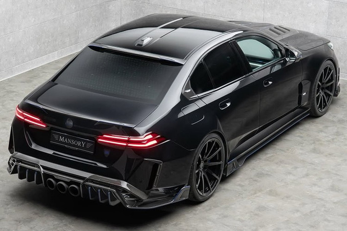 Ngoại hình của M5 dưới tay Mansory được thay đổi đáng kể. Phần đầu xe nổi bật với viền lưới tản nhiệt mới, cánh chia gió trước lớn và cụm đèn pha tích hợp nhiều chi tiết carbon.