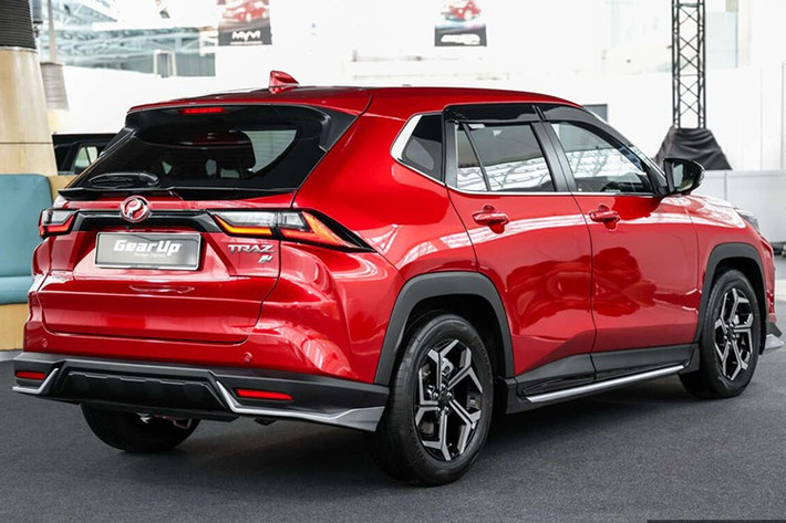 Dù dễ nhận ra xe nhiều nét tương đồng với Toyota Yaris Cross ở dáng xe và bố cục tổng thể, Traz vẫn có những chi tiết riêng để tạo dấu ấn. Phần đầu xe sử dụng lưới tản nhiệt thiết kế khác biệt, cản trước tạo hình trẻ trung hơn. Phía sau, cụm đèn hậu LED nối liền hai bên, cản sau được sơn đồng màu thân xe, mang lại cảm giác liền mạch và gọn gàng.