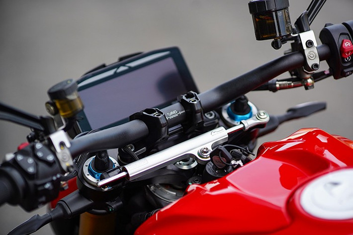 Ở phiên bản mới, Streetfighter được tinh chỉnh phần cánh gió trước với thiết kế hai tầng. Ducati cho biết chi tiết này có thể tạo lực ép tương đương 17 kg khi xe chạy ở tốc độ 270 km/h, giúp xe ổn định hơn ở dải tốc độ cao. Giao diện màn hình tốc độ cũng được làm lại, rõ ràng và hiện đại hơn.