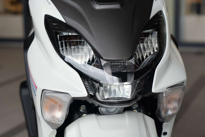 Trong đó, phần yếm trước tạo điểm nhấn với cụm đèn pha lớn dạng LED, phân tầng tạo hình chữ Y, hai bên còn tích hợp cụm đèn xi-nhan cỡ lớn đặt dọc. Thân xe tạo cảm giác với các mảng ốp nhựa. Sàn xe thiết kế phẳng tạo không gian rộng cho người lái để chân.