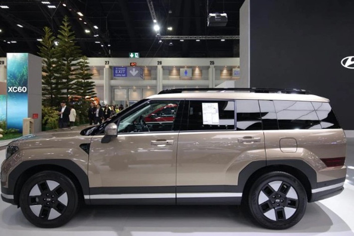 SantaFe Hybrid thế hệ mới sở hữu kích thước 4.830 x 1.900 x 1.770 mm cùng trục cơ sở 2.815 mm, tăng lần lượt 45 mm chiều dài, 60 mm chiều cao và 50 mm trục cơ sở so với đời trước. Những thay đổi này giúp không gian cabin trở nên rộng rãi hơn, đặc biệt là hàng ghế thứ hai và thứ ba.