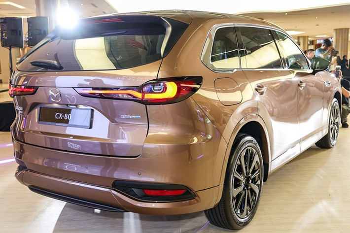 Xe có kích thước tổng thể dài 4.995 mm, rộng 1.890 mm, cao 1.705 mm và trục cơ sở đạt 3.120 mm – dài hơn cả CX-9 và CX-8. Trọng lượng xe đạt 2.342 kg.