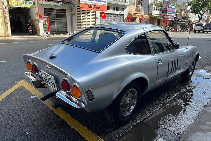 Được thiết kế bởi nhà thiết kế Erhard Schnell của Opel, GT là một chiếc fastback, không có cốp xe mở ra bên ngoài hay cửa sau thông thường. Có một kệ hành lý phía sau ghế ngồi, chỉ có thể mở ra qua cửa chính. Phía sau kệ hành lý là một tấm ốp gấp để cất lốp dự phòng và kích.