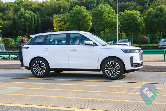 Nếu bạn thích kiểu dáng vuông vức, gợi nhớ đến SUV hạng sang Range Rover Evoque thì Jaecoo J5 sẽ là một lựa chọn phù hợp. Xe sở hữu lưới tản nhiệt cỡ lớn với các nan dọc nối liền cụm đèn pha và dải đèn LED định vị ban ngày.