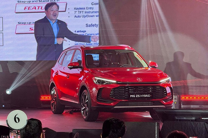 Mẫu xe Trung Quốc này được áp dụng ngôn ngữ thiết kế mới từng lần đầu tiên xuất hiện trên người anh em MG3. Trong đó, khu vực đầu xe nổi bật với lưới tản nhiệt mới và cản trước hầm hố. Cụm đèn pha LED mới, tích hợp dải đèn LED định vị ban ngày với thiết kế đơn giản cũng được bổ sung cho xe.