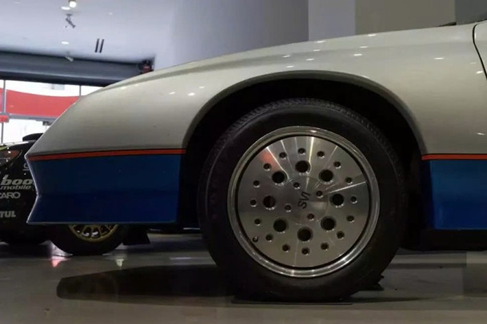 Chiếc xe ý tưởng có cabin màu xám. Xe sử dụng bánh xe SVI ba mảnh và đèn báo hiệu gắn trên nóc xe đặc trưng, thể hiện rõ vai trò của nó trên đường đua.