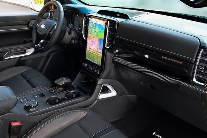 Bản Ranger Sport bị loại bỏ, nhưng phiên bản Black Edition từng giới hạn nay trở thành lựa chọn cố định. Bản Tremor thiên về off-road cũng quay trở lại trong thời gian ngắn. Tuy nhiên, bản Ranger MS-RT thể thao dành cho đô thị vẫn chỉ phân phối tại châu Âu.