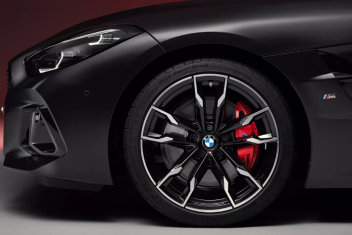 Tất cả xe Z4 Final Edition của BMW đều mang màu sơn Individual Frozen Black Metallic, tông màu được xem như lời tạm biệt mạnh mẽ và đầy phong cách dành cho dòng roadster đã gắn bó nhiều năm trong đội hình BMW.