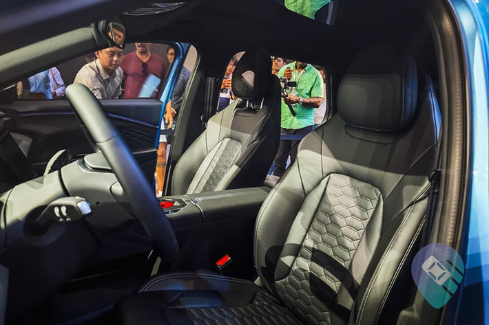 Các nút chức năng điều khiển nhanh được bố trí xung quanh trong khi hệ thống điều hòa được điều chỉnh thông qua giao diện cảm ứng trên màn hình chính. Cần chuyển số được tích hợp gọn gàng trên cột vô lăng.