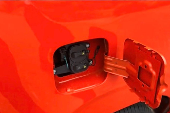 VinFast EC Van là mẫu xe tải thuần điện hướng tới nhu cầu vận chuyển hàng hóa trong đô thị. Bản chạy thử bị bắt gặp trước đó có ngoại thất gần như giống hệt ảnh đồ họa; riêng cụm đèn hậu được điều chỉnh, sử dụng chóa halogen và tay nắm cửa được đổi sang loại giật lẫy thuận tiện cho việc thao tác.