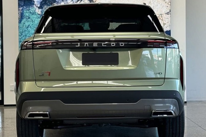 Ngoài hệ dẫn động 4 bánh toàn thời gian, Jaecoo J7 AWD Individual còn sở hữu trang bị khá đầy đủ. Bên trong khoang nội thất của xe vẫn giữ nguyên phong cách sang trọng và hiện đại của dòng J7.