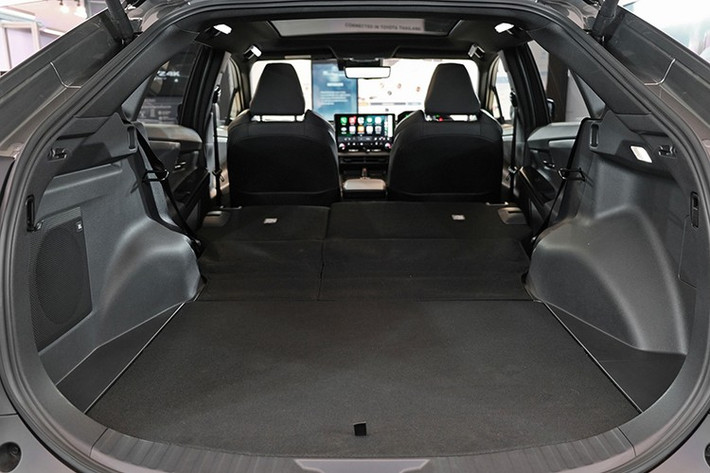 Về an toàn, bZ4X sở hữu gói công nghệ Toyota Safety Sense với các tính năng như cảnh báo va chạm, phanh khẩn cấp tự động, hỗ trợ giữ làn đường, cruise control thích ứng toàn dải tốc độ và hỗ trợ đỗ xe thông minh.