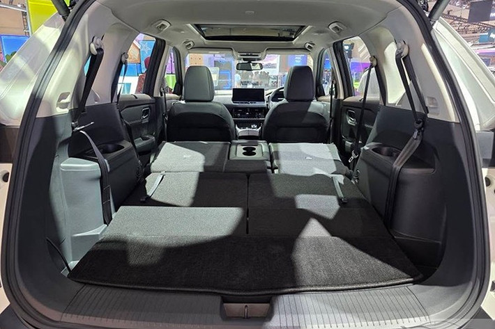 Điểm nổi bật của X-Trail e-POWER e-4ORCE 2026 nằm ở cấu trúc hệ truyền động độc đáo: động cơ xăng 1.5L 3 xi-lanh tăng áp không truyền lực trực tiếp xuống bánh xe mà chỉ đóng vai trò phát điện, cung cấp năng lượng cho hai mô-tơ điện riêng biệt ở cầu trước và sau.