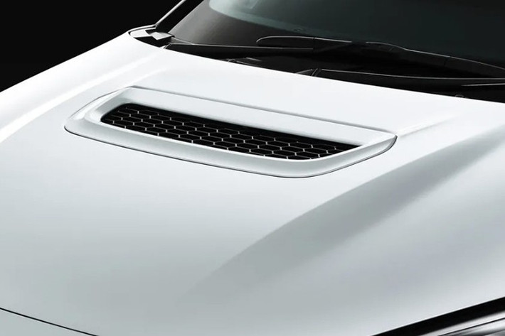 Nổi bật trong gói Aero Performance Package là nắp ca-pô nhôm có khe thoát khí, giúp giảm trọng lượng và cải thiện khả năng tản nhiệt, lấy cảm hứng từ phiên bản GRMN Yaris.