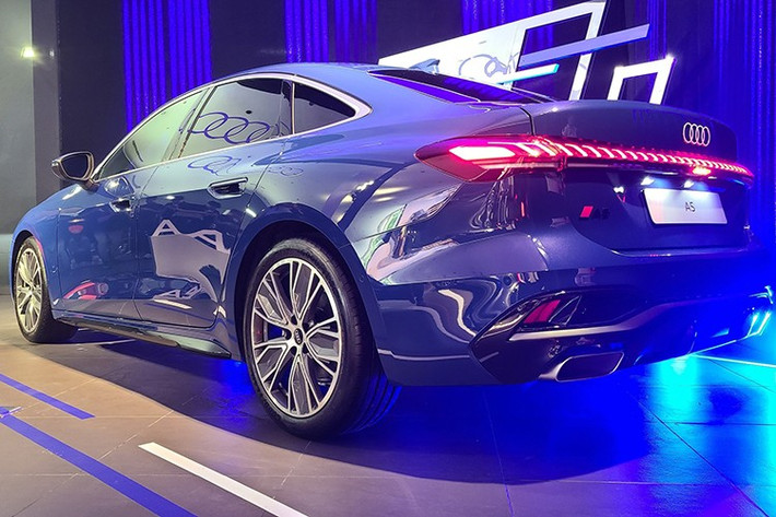 Audi A5 2026 mới vẫn giữ thiết kế coupe 4 cửa mượt mà và phong cách. Xe được áp dụng ngôn ngữ thiết kế hiện đại, táo bạo và sắc nét. Trong đó, lưới tản nhiệt Singleframe đặc trưng của Audi được mở rộng và nằm ở vị trí thấp hơn, kết hợp với các đường gân dập nổi mạnh mẽ trên nắp ca-pô.