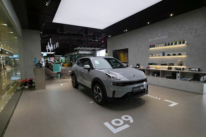 Greenlynk Automotives - đơn vị phân phối chính thức thương hiệu Lynk &amp; Co tại Việt Nam (thuộc Tasco Auto) - đã giới thiệu mẫu SUV đô thị mới Lynk &amp; Co 06 Core Plus mới. Xe được niêm yết với mức giá 679 triệu đồng (đã bao gồm thuế VAT).