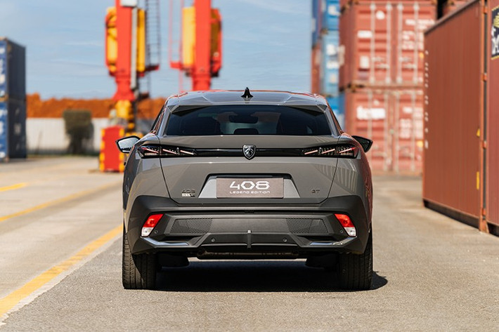 Phần đầu xe nổi bật với lưới tản nhiệt nan dọc, cản trước tạo điểm nhấn với dải LED định vị vuốt dọc giống nanh sư tử. Phiên bản cao cấp nhất trang bị đèn pha LED thấu kính ma trận, có khả năng chống gây chói mắt tài xế xe chạy ngược chiều.