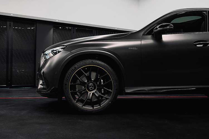 Sức mạnh trên giúp xe tăng tốc 0-100 km/h trong 4,2 giây với tính năng hỗ trợ đề-pa Launch Control đồng thời mang lại âm thanh phấn khích hơn nhiều. Tốc độ tối đa bị giới hạn ở 250 km/h hoặc 270 km/h nếu chọn gói tùy chọn phù hợp.