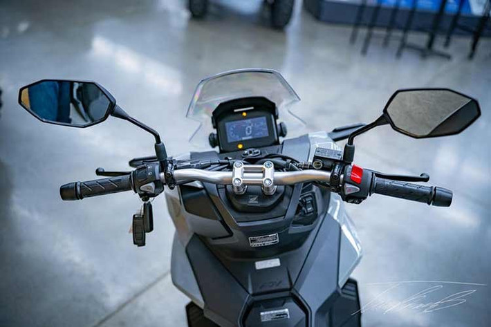 Về mặt vận hành, ADV160 RoadSync vẫn duy trì nền tảng kỹ thuật vốn đã được đánh giá cao. Xe sử dụng động cơ eSP+ dung tích 156,9 cc, xi-lanh đơn, 4 van, làm mát bằng dung dịch, mang lại khả năng tăng tốc mượt mà, mô-men xoắn đến sớm và hiệu suất tiêu thụ nhiên liệu tối ưu.