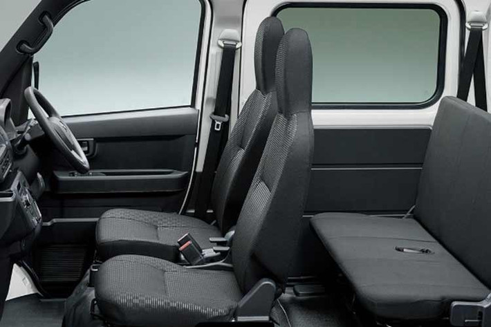 Điểm khiến Pixis Van BEV trở nên khác biệt hoàn toàn so với các đối thủ là khả năng biến thành một "trạm sạc di động". Xe được trang bị ổ cắm điện ngoài công suất 1.500W, cho phép vận hành các dụng cụ làm việc hoặc thiết bị điện tử ở bất cứ đâu.