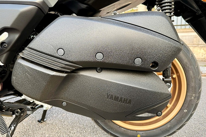 "Trái tim" của Yamaha XMAX 300 2025 tại Việt Nam là khối động cơ Blue Core 300cc SOHC 4 van, làm mát bằng dung dịch – cho hiệu suất vận hành vượt trội nhưng vẫn êm ái và tiết kiệm nhiên liệu hơn so với các đối thủ cùng phân khúc đang có mặt trên thị trường hiện nay.